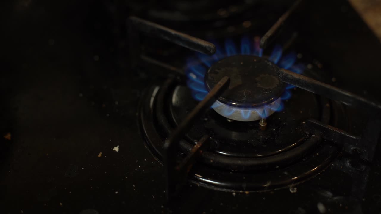 가정용 주방 스토브  ⁇ 에서 파란색 불의 클로즈업  ⁇ . 프로판 가스의 불꽃을 태우는 가스  ⁇ . 산업 자원 및 경제 개념