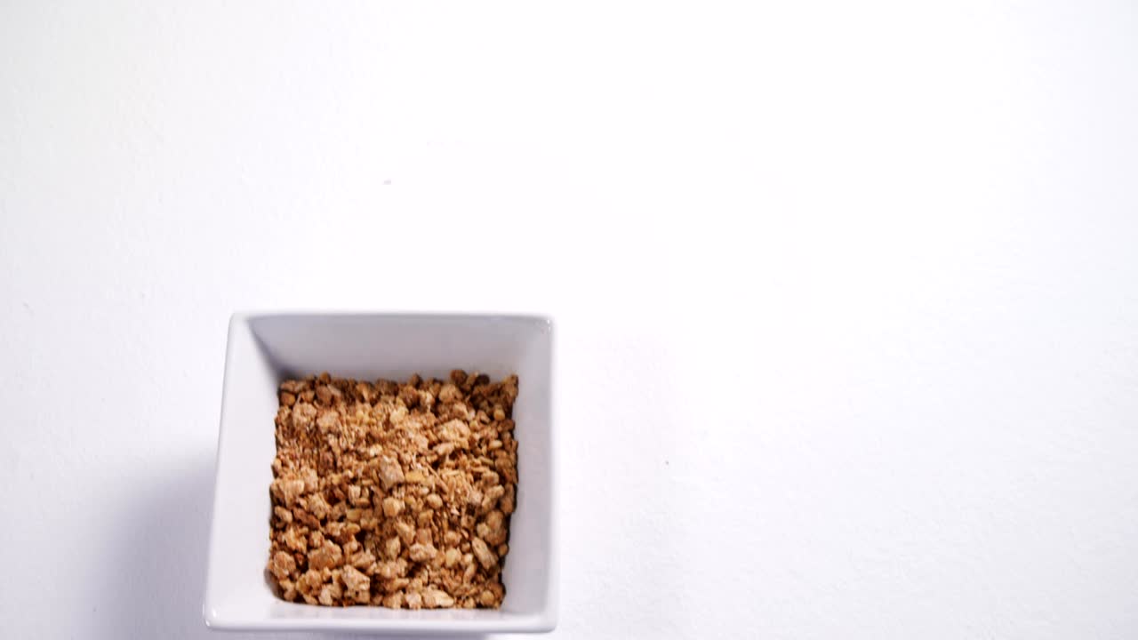 cuenco de nueces de uva con cuchara 4k