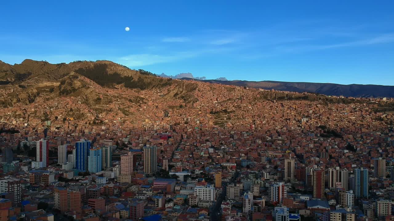 vasto paisaje aéreo alrededor de la región montañosa de la paz, bolivia - imágenes de drones