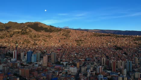 Vasto-Paisaje-Aéreo-Alrededor-De-La-Región-Montañosa-De-La-Paz,-Bolivia---Imágenes-De-Drones