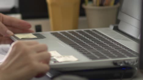 persona escribiendo en una computadora portátil