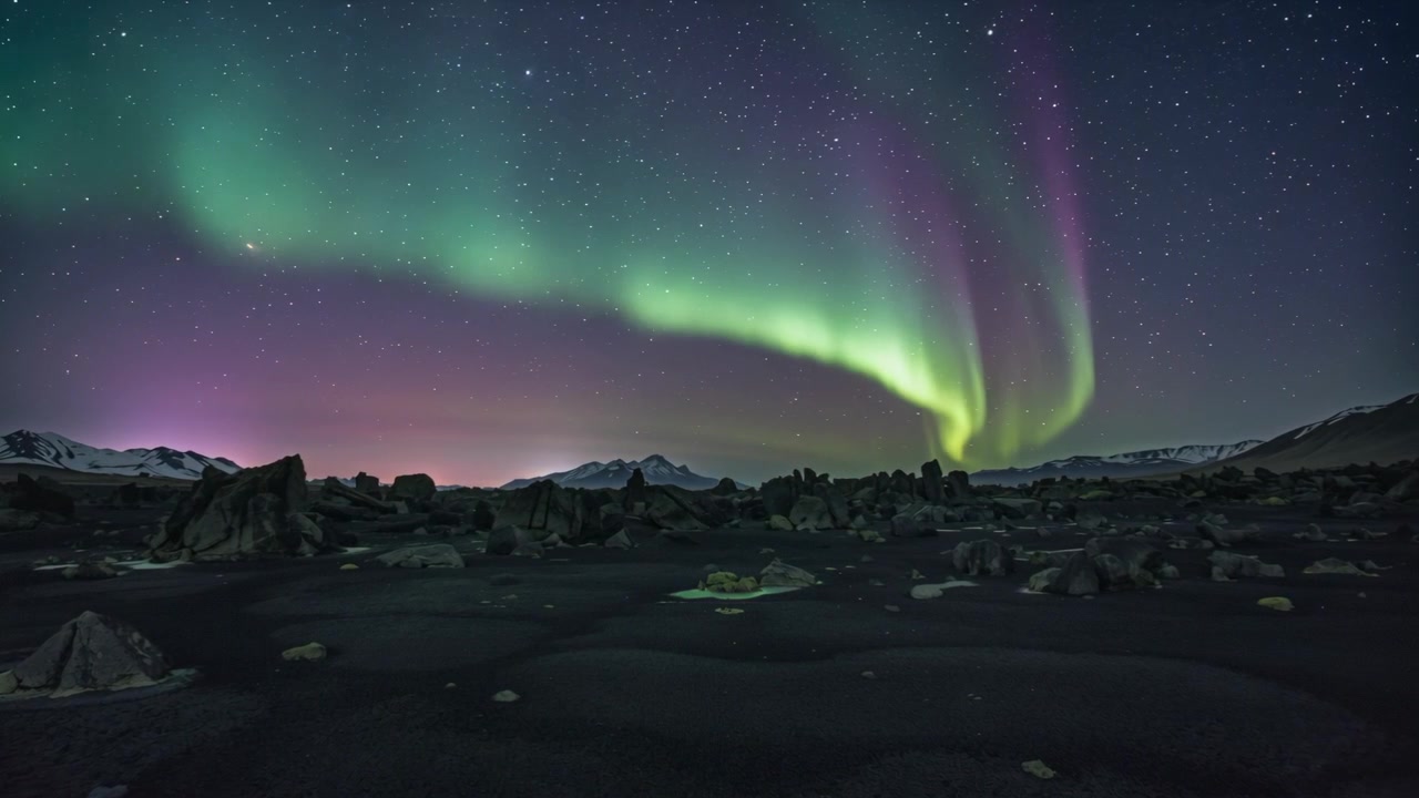 Tende di aurora verde si illuminano su una pianura vulcanica in risposta al vento solare, con una luce da campo che risplende.