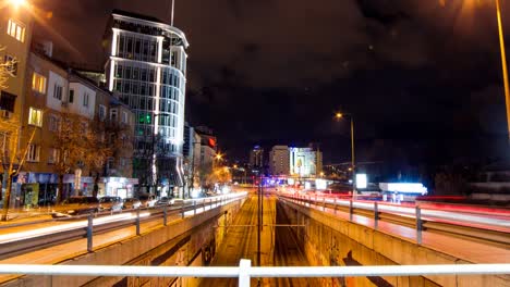 Un-Lapso-De-Tiempo-Nocturno-De-Sofia,-Bulgaria-Con-Senderos-De-Automóviles-De-Larga-Exposición