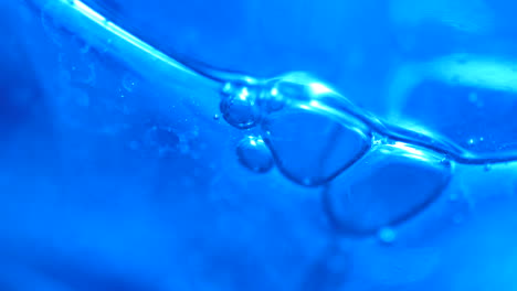 burbujas azules de movimiento lento en el fondo macro abstracto