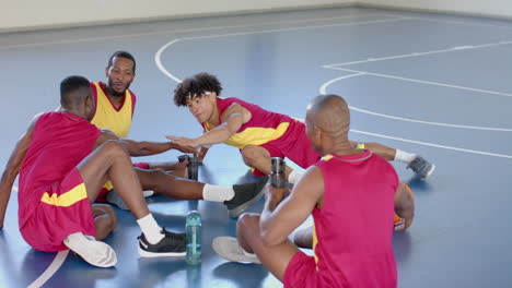 equipo de baloncesto diverso toma un descanso en la cancha