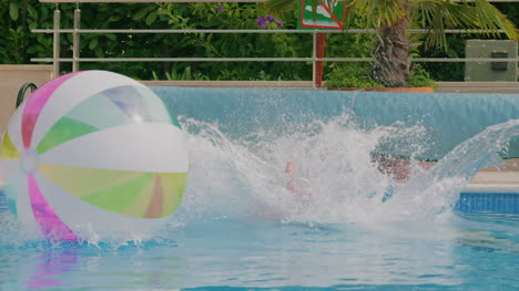 joven salpica agua en la piscina 3