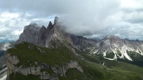 Montañas-Seceda-En-Los-Dolomitas-Italianos-Con-Las-Nubes-Que-Cubren-Los-Escarpados-Acantilados-En-Forma-De-Pináculo.