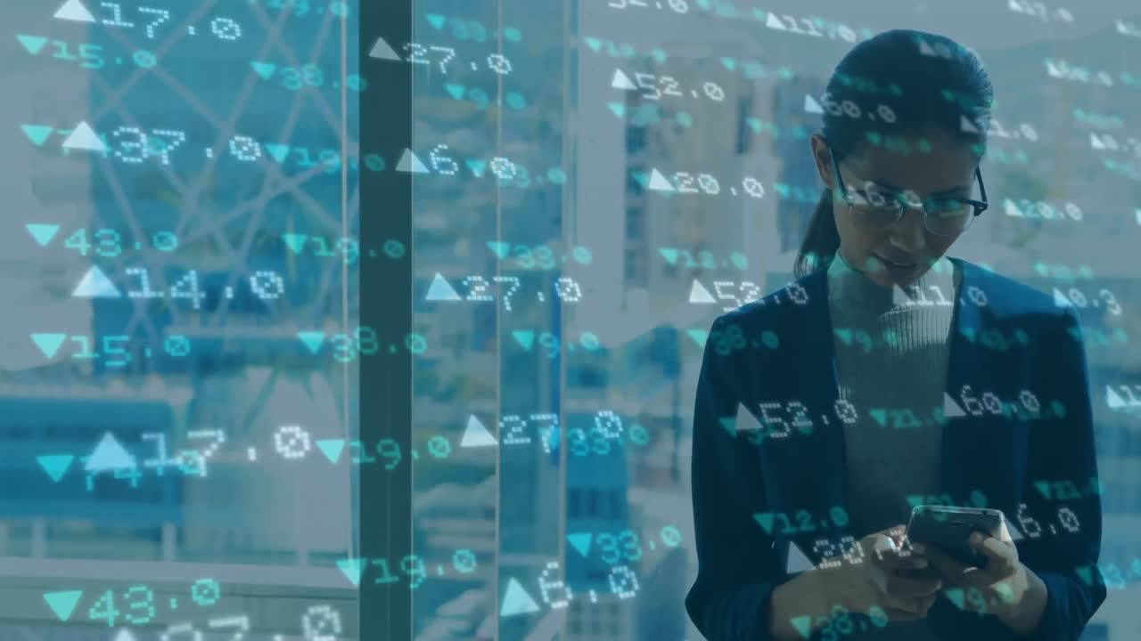 mujer que usa teléfonos inteligentes y datos