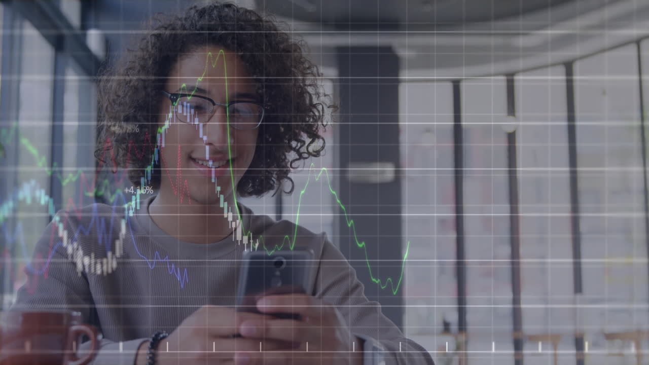 animación del procesamiento de datos financieros sobre un hombre biracial usando un teléfono inteligente
