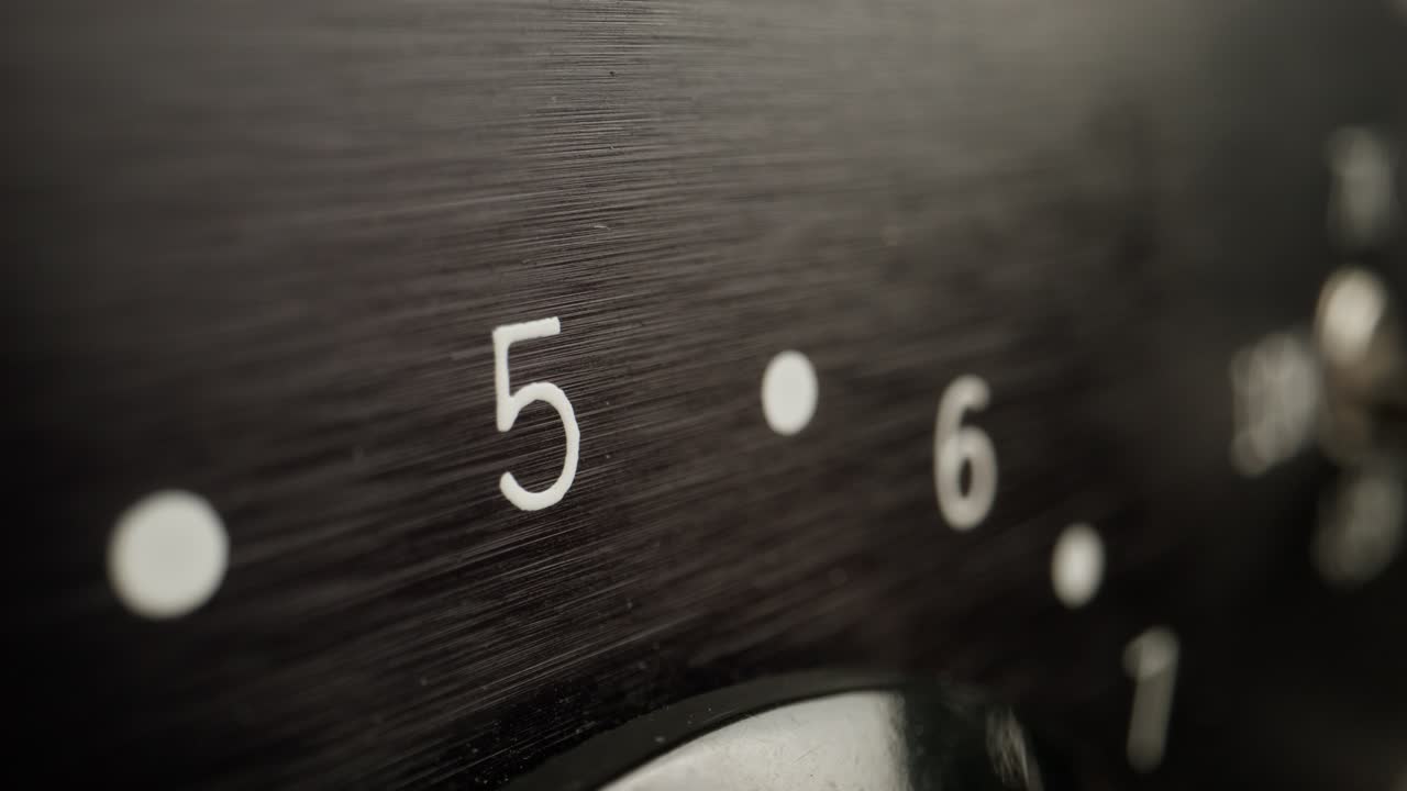 крупный план панели управления аудиоусилителем с настройками громкости