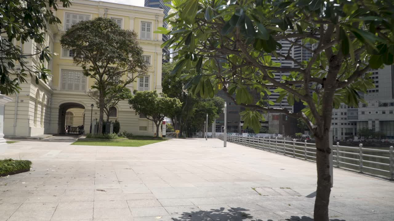 Escena en calles vacías junto al río urbano con rascacielos de fondo durante la pandemia de COVID-19 en Singapur