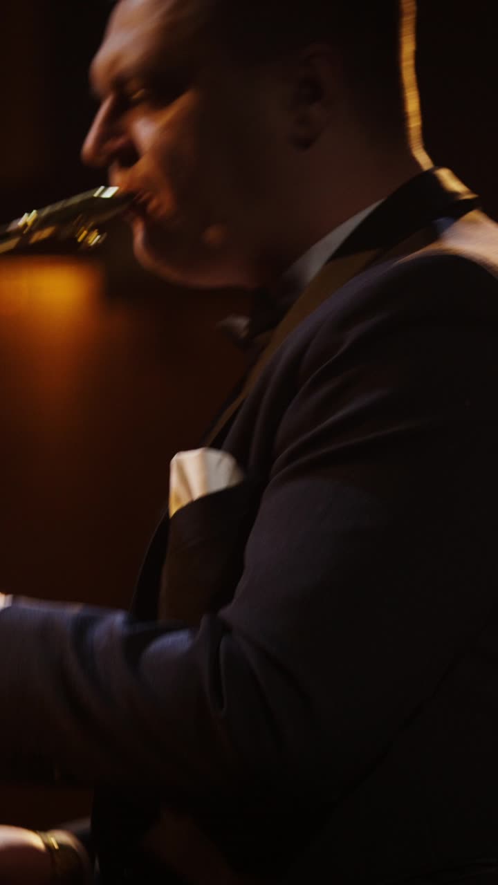 saxofonista en su actuación