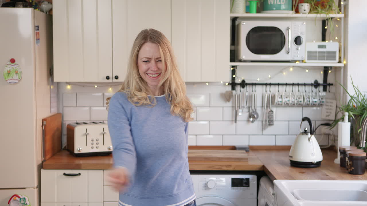 Donna che balla in cucina