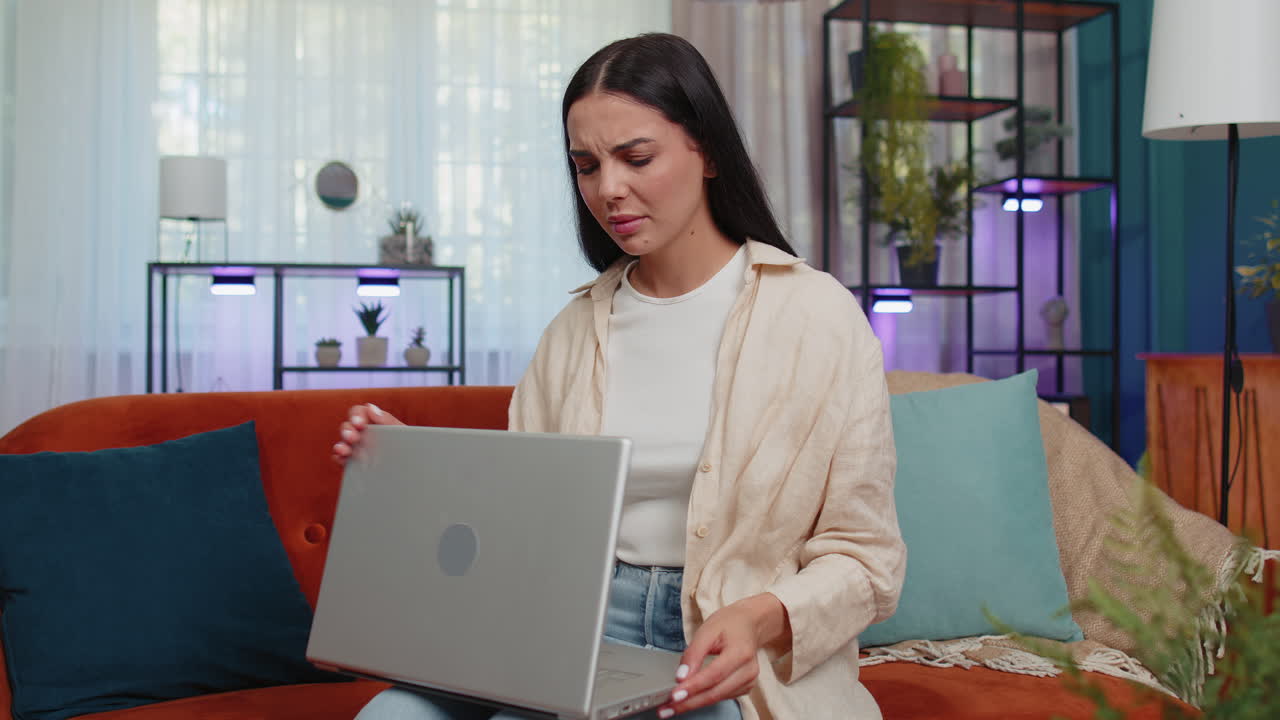 mujer joven cansada freelancer usar computadora portátil que sufre de dolor de cabeza problema de tensión y migraña, estrés