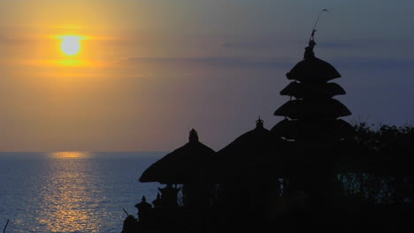 El-Sol-Siluetea-El-Templo-De-Pura-Tanah-Lot-Durante-La-Hora-Dorada