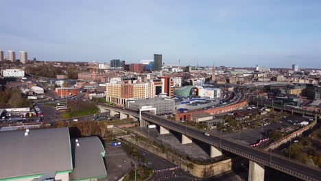 ponte redheugh perto da utilita arena no centro da cidade de newcastle - drone aéreo 4k hd filmagens zoom in