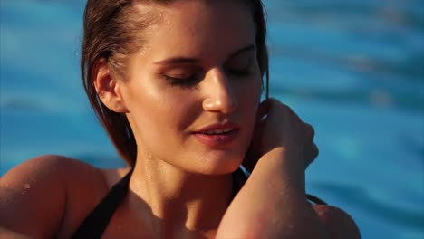 mujer relajándose en una piscina