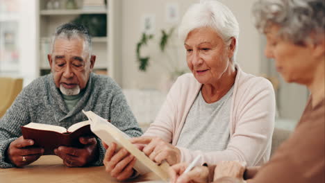 Älterer-Mann,-Frauen-Und-Bibelstudium-Zum-Lesen