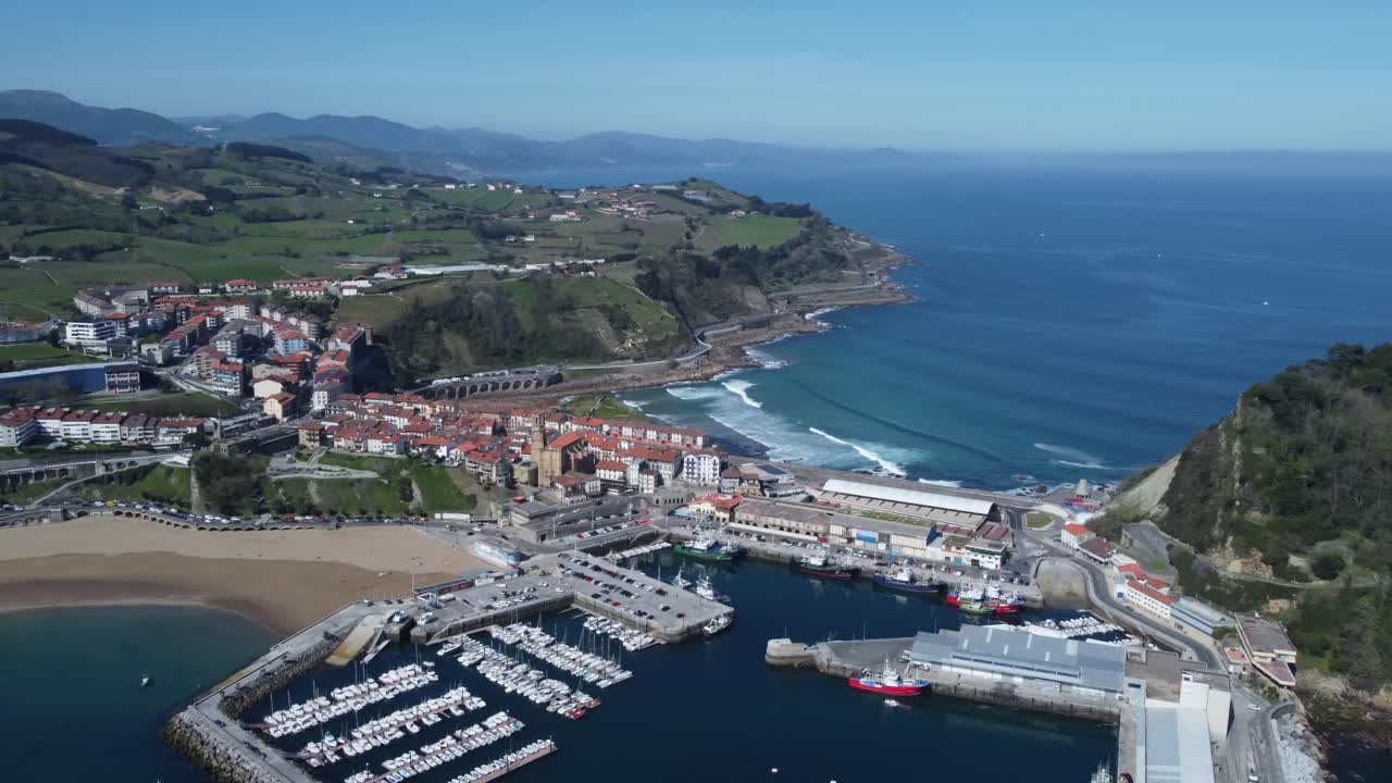 Panoramica aerea sull'orizzonte blu dell'oceano, città di Getaria sulla costa della Spagna