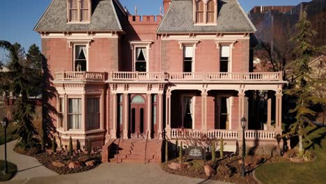 Schöne-Filmische-Aufnahme-Des-Historischen-Devexauex-Mansion-In-Der-Innenstadt-Von-Salt-Lake-City,-Utah-In-Der-Abenddämmerung