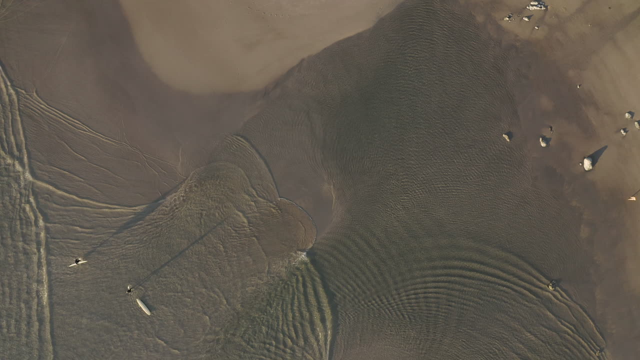 호주 바이런 베이에 있는 아름다운 얕은 해변의 4k 탑 뷰 드론 샷