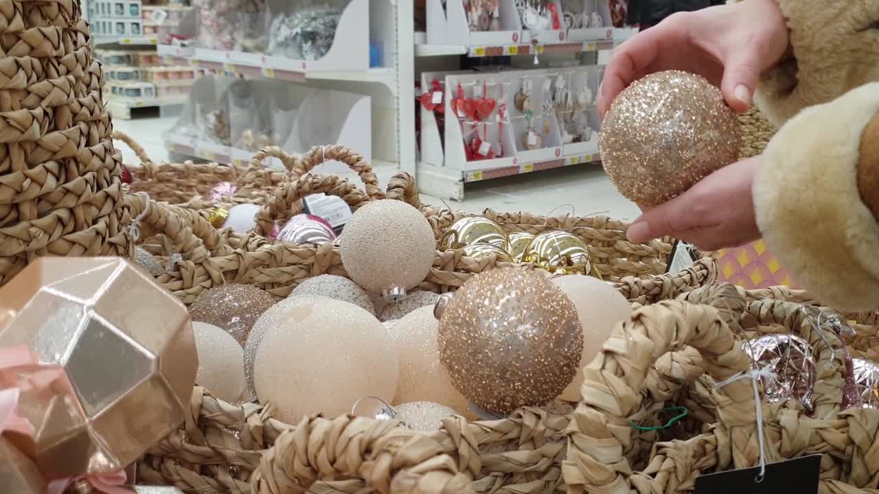 크리스마스 트리 장식을 위해 매장에서 선택하고 쇼핑하세요.