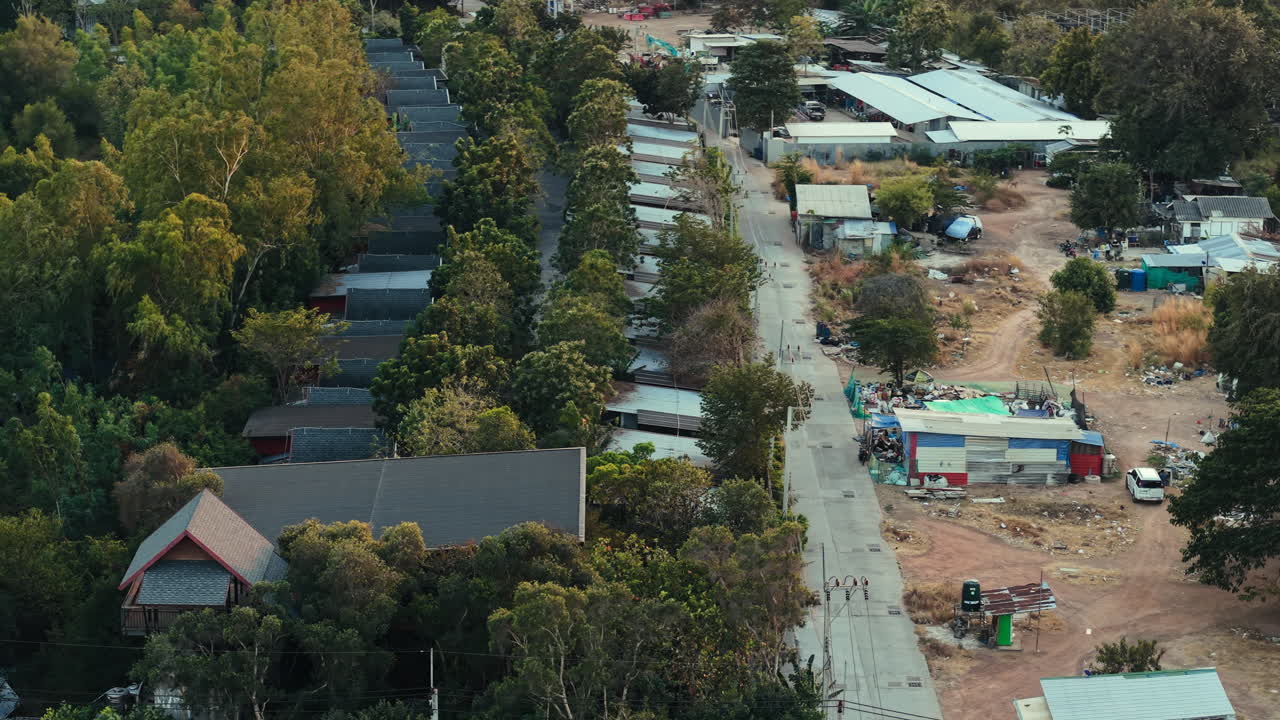 Vista aerea di case e alberi lungo una strada