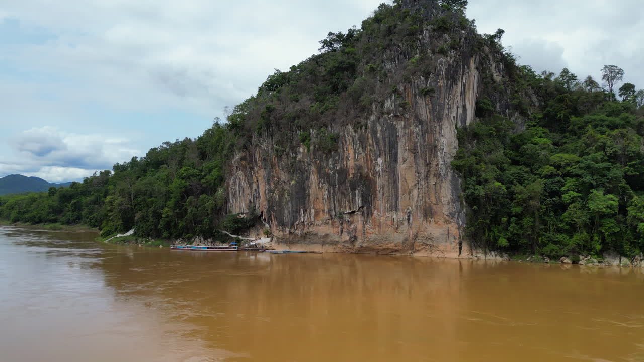 el río mekong giratorio fuera de la entrada de la cueva de pak ou en luang prabang, laos