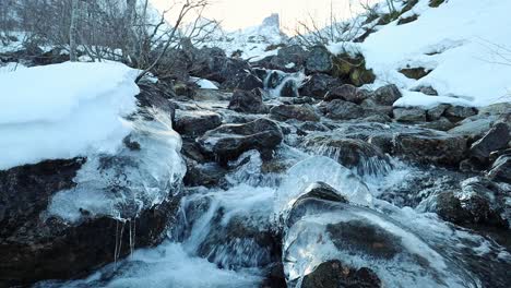 córrego congelante da montanha no vale venjesdalen na noruega