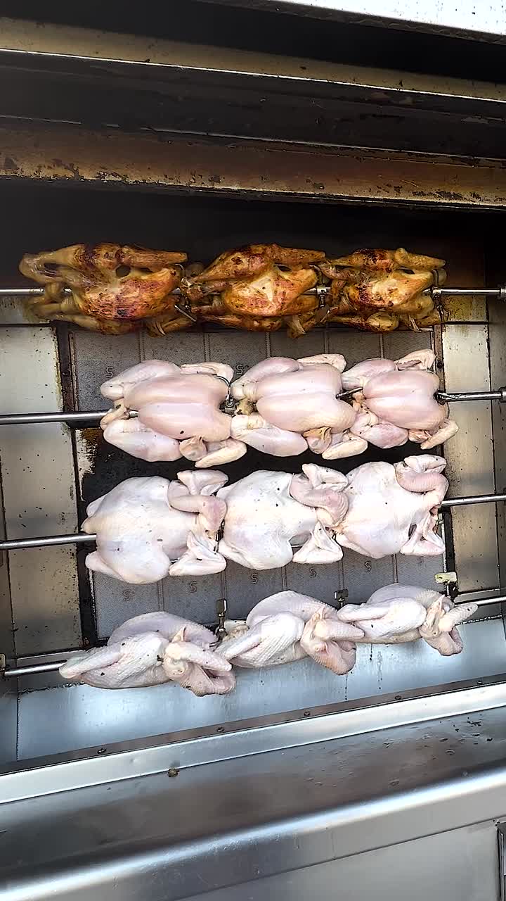 pollos asados en una rostera en tailandia
