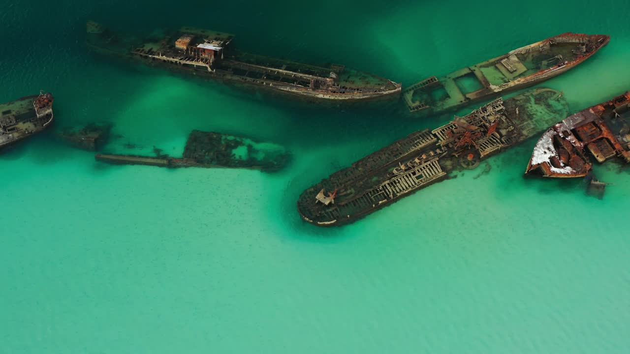 난파선 인공 암초, 탁 트인 맑은 물, 호주 퀸즐랜드, 높은 드론 비행, 모튼 섬