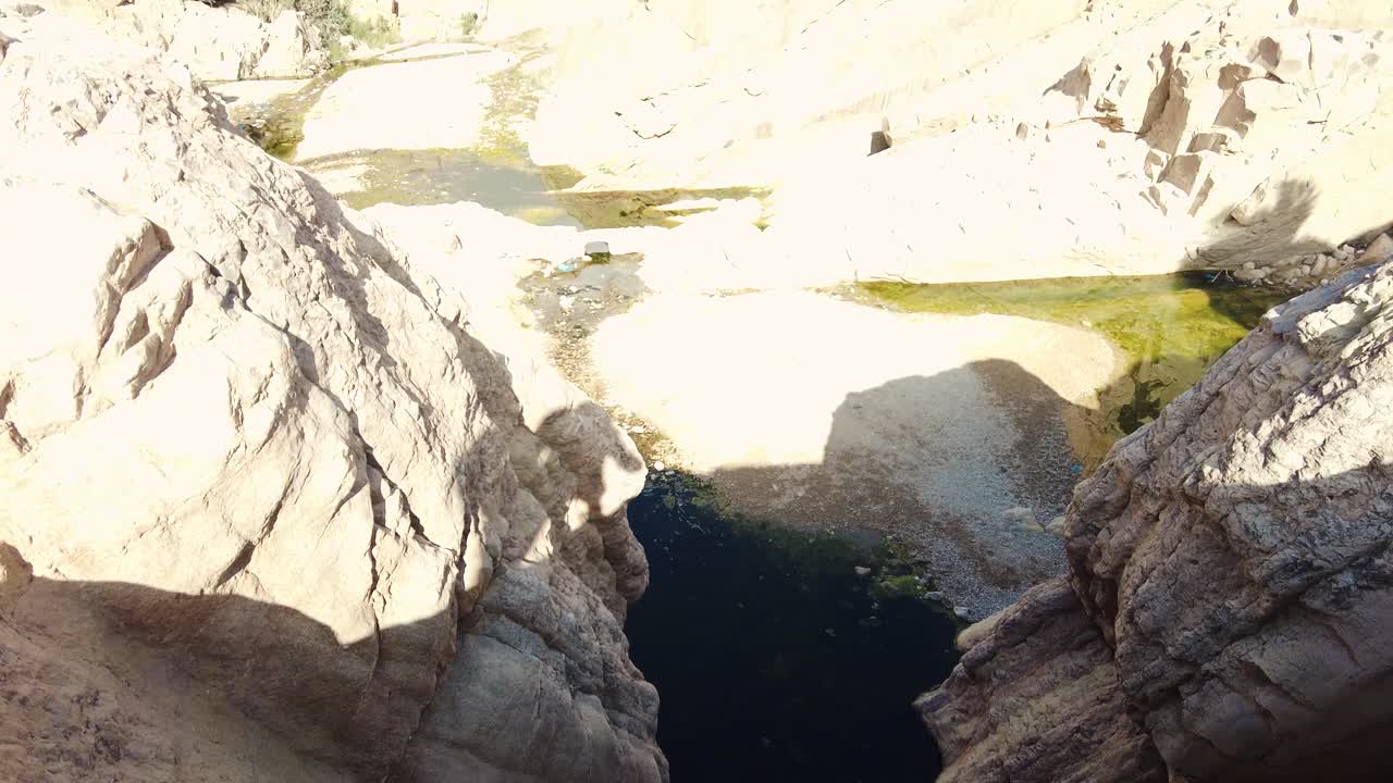cascada en el desierto de bousaada, argelia