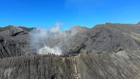 Impresionante-Video-Aéreo-Del-Volcán-Mt-Bromo,-Java-Oriental,-Indonesia