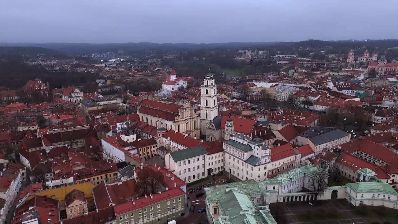 Luftfoto av Vilnius i Litauen på en skyet vinterdag som viser den gamle østeuropeiske arkitekturen
