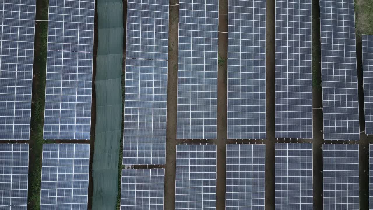 태양 전지 패널 농장 공중 사진