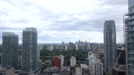 Vistas-Laterales-De-Condominios-Y-Cn-Tower-En-El-Fondo