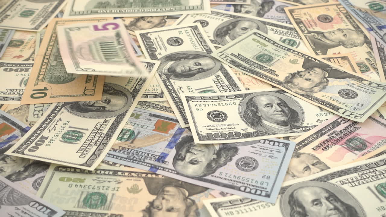 Billetes de dólar cayendo. Cámara lenta. Filmación de dinero
