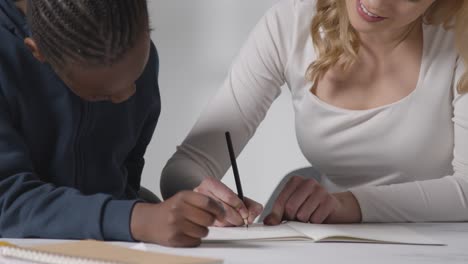 junge im asd-spektrum, der von einer lehrerin oder einem pädagogischen psychologen unterstützt oder beurteilt wird 2