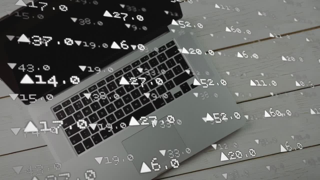 Animation de traitement de données financières sur un bureau avec ordinateur portable
