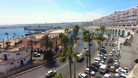 Foto-De-La-Carretera-Frente-Al-Mar-De-Argel-Con-El-Monumento-De-Los-Mártires-En-El-Fondo