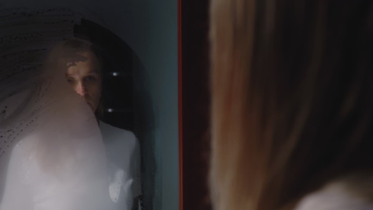 Donna depressa che si guarda in uno specchio appannato.