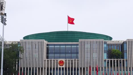 bandera vietnamita ondeando en lo alto del edificio del gobierno