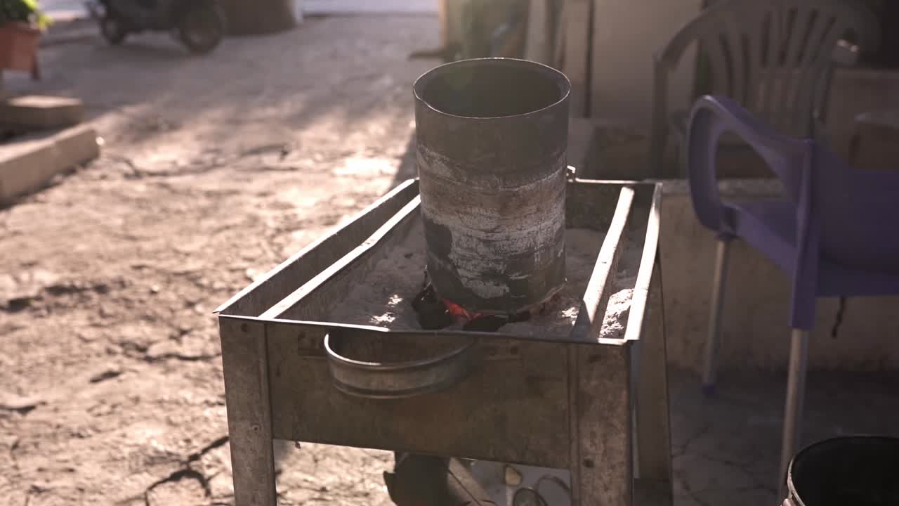 거리에서 모래 brazier에 오래된 금속 배럴