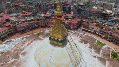 Vista-Superior-De-La-Cima-Dorada-De-La-Estupa-Boudhanath-En-Katmandú,-Nepal