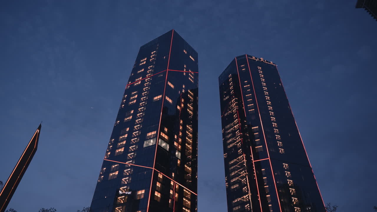 rascacielos modernos por la noche