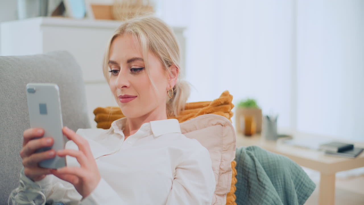 Счастливая девушка наслаждается интернет-покупками