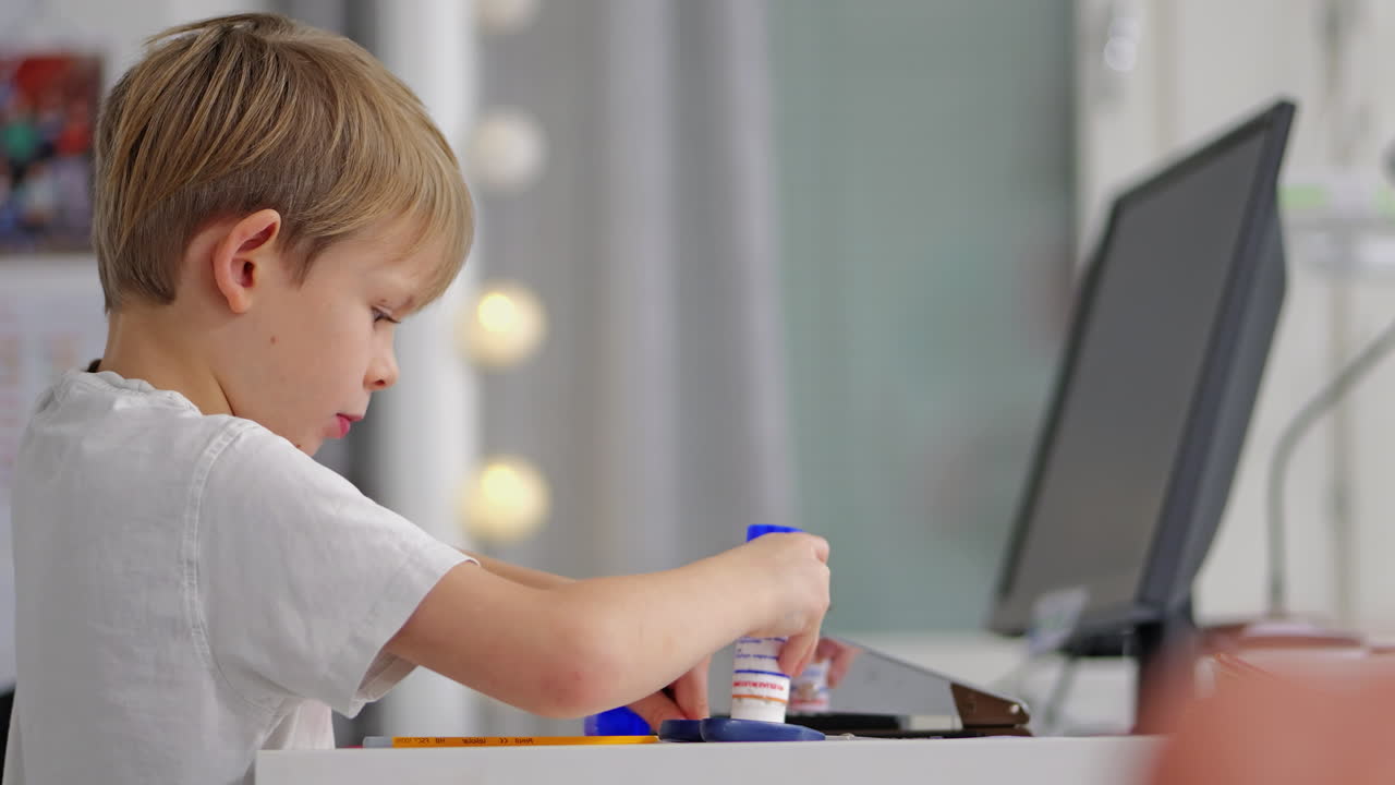 niño pequeño en edad preescolar haciendo artesanías en la escuela en finlandia