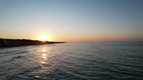 Vista-De-Drone-Al-Atardecer-En-El-Mar