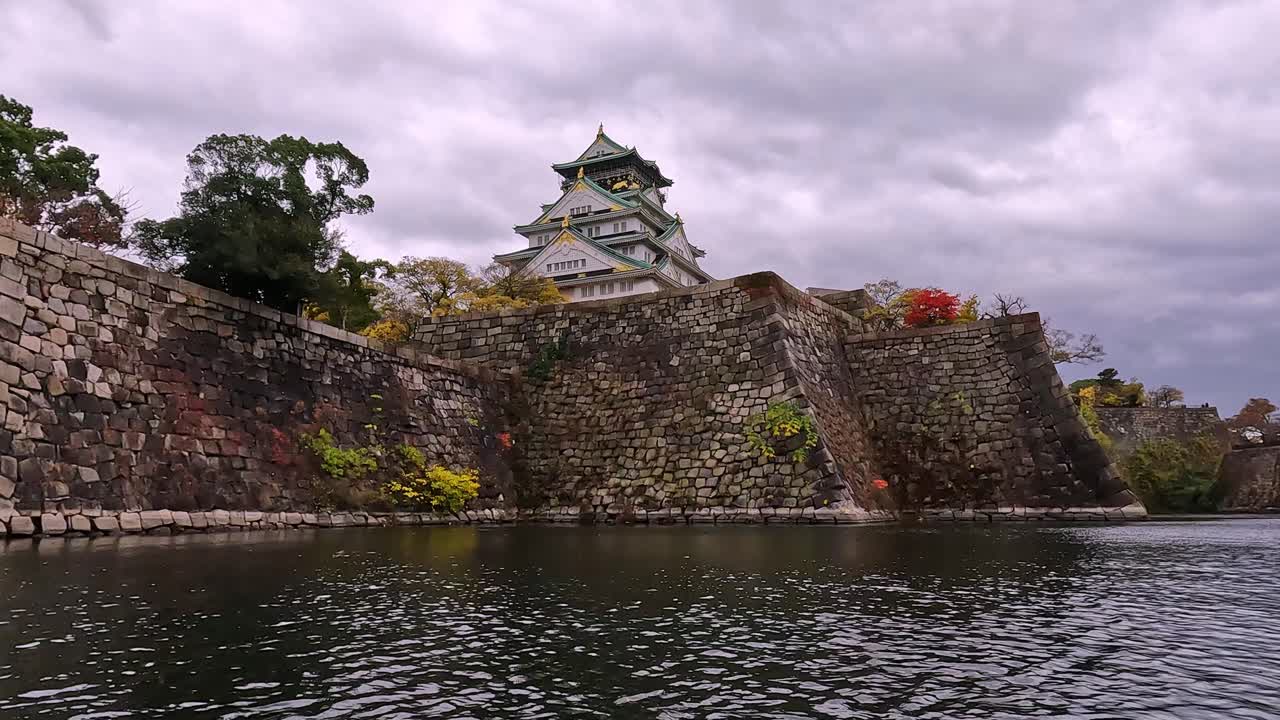 vista desde el foso del castillo al famoso castillo de osaka en japón