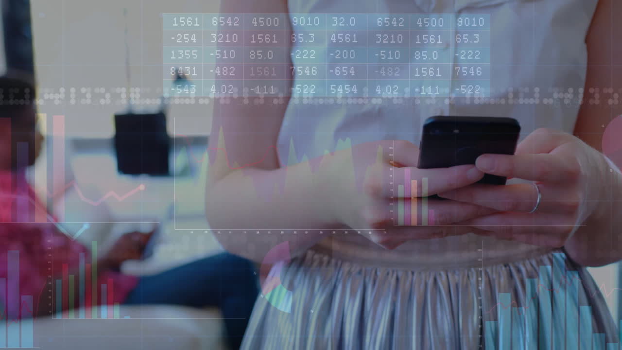animación de diagramas y procesamiento de datos sobre mujer de negocios caucásica usando teléfono inteligente
